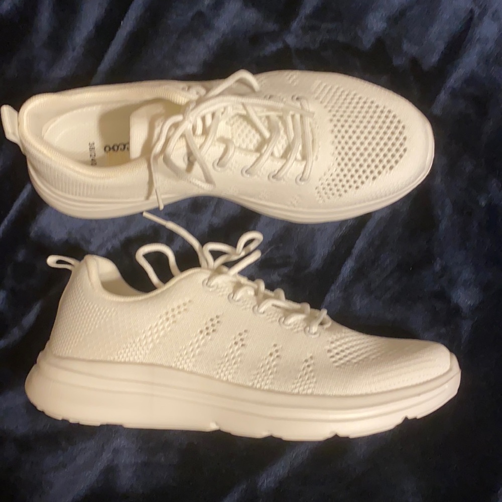 NWT Solid White Sneakers 7(38)
